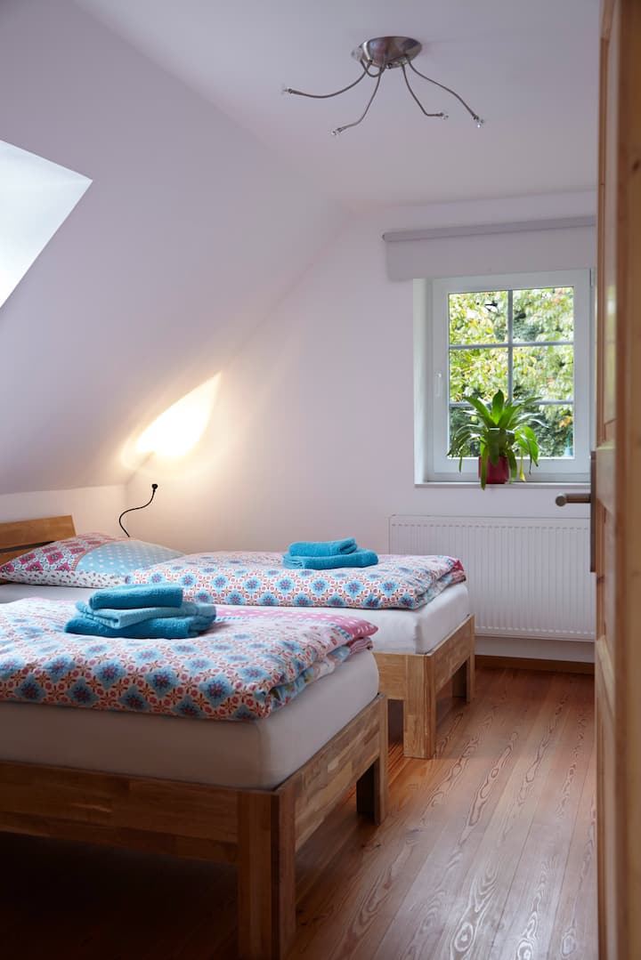 2号卧室配有两张单人床