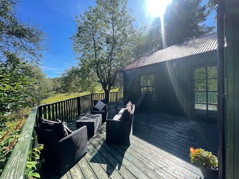 2 bed cabin with on site parking and great views