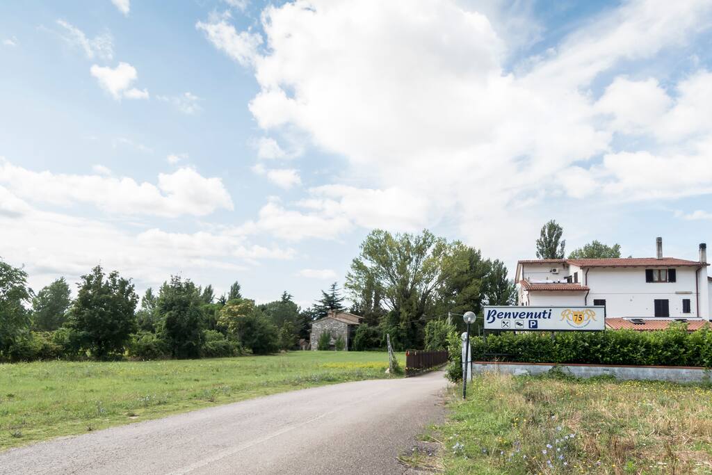 Una veduta della struttura dalla strada