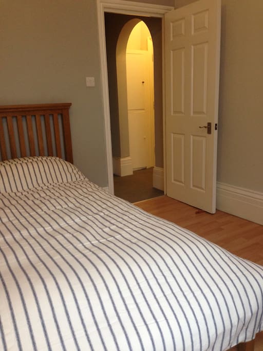 King size bed, with pocket sprung mattress.