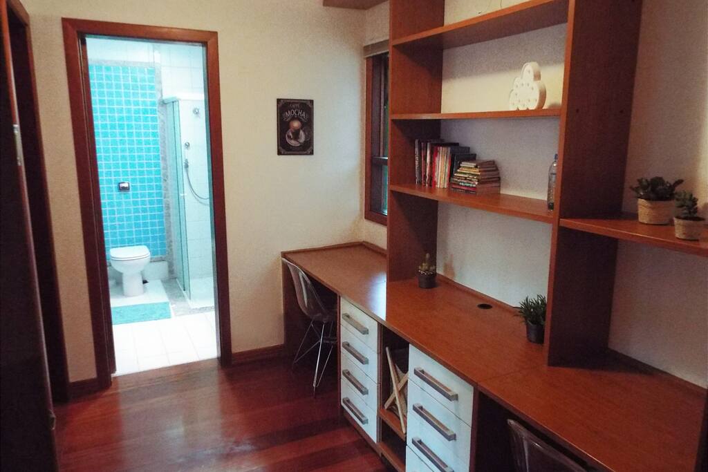 Área em frente ao quarto com espaço para estudo, trabalho...