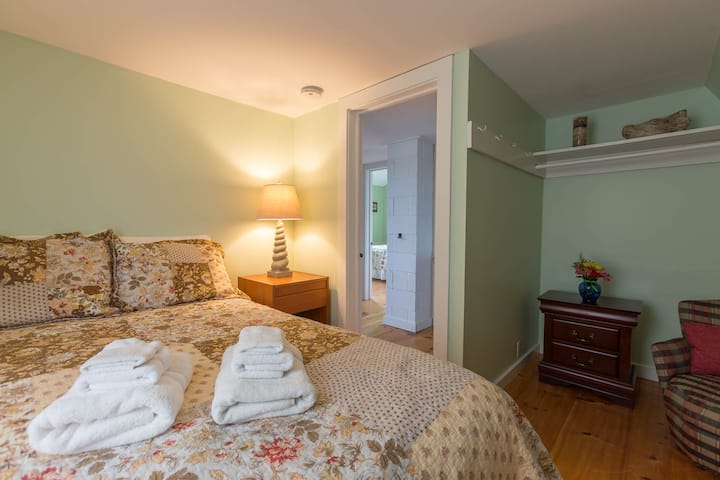 3rd Bedroom in Sterling with queen bed and plenty of storage. All bed linens, towels, and beach towels are provided!