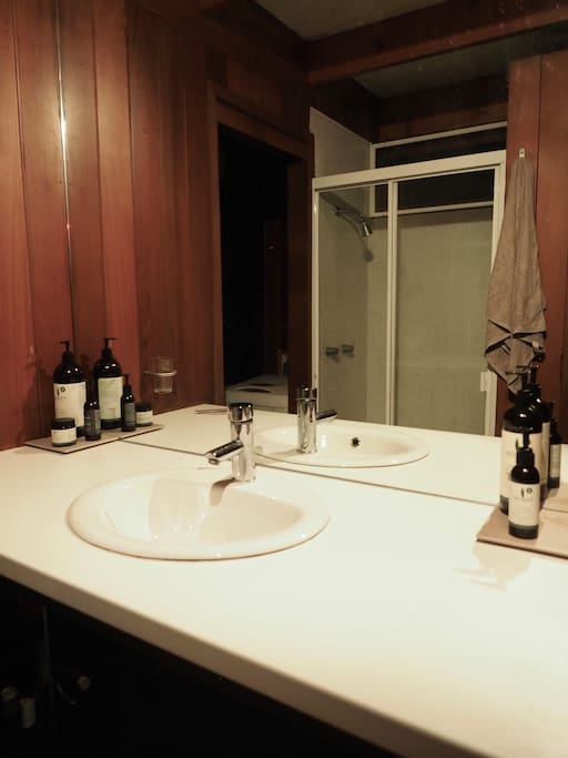 Small but charming bathroom with adjoining toilet and laundry… Plenty of mirror!