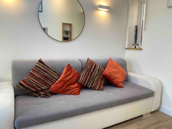 Lovely and Modern Studio Apartment. Apartments for Rent in