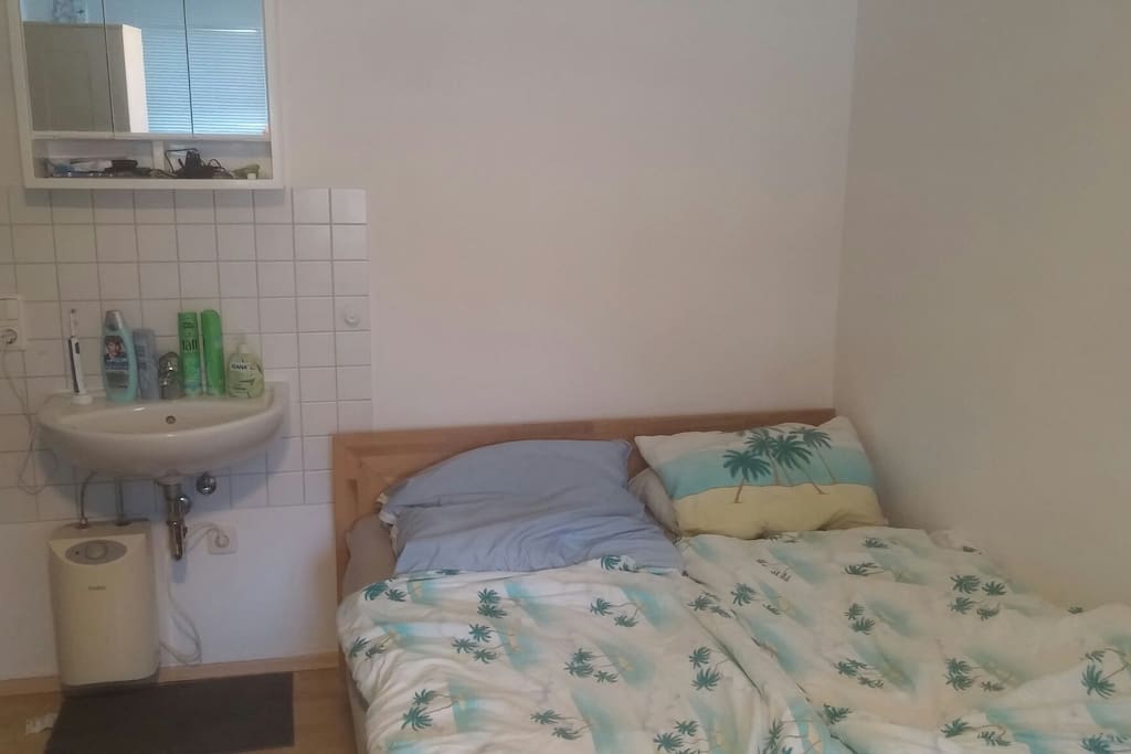 Doppelbett
Waschbecken