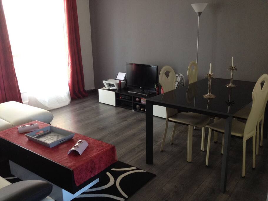 salon avec balcon vue sur rue