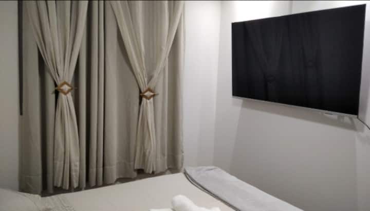 Quarto com TV smath de 50 בריכות.