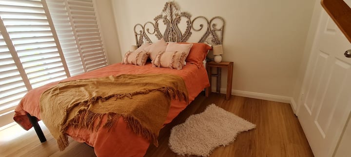 Თეთრეული 100% სუფთა ფრანგული თეთრეულის გადასაფარებლებით და 500ც 100% ბამბის ფურცლებით.