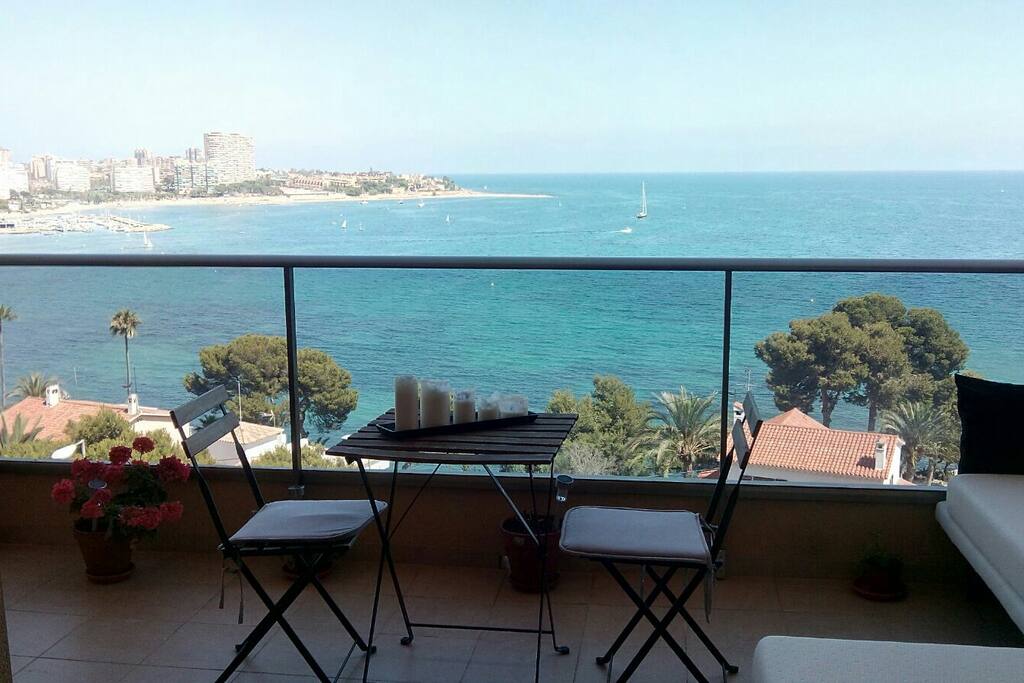 Mesa y zona chill out con sofá esquinera blanco muy cómodo