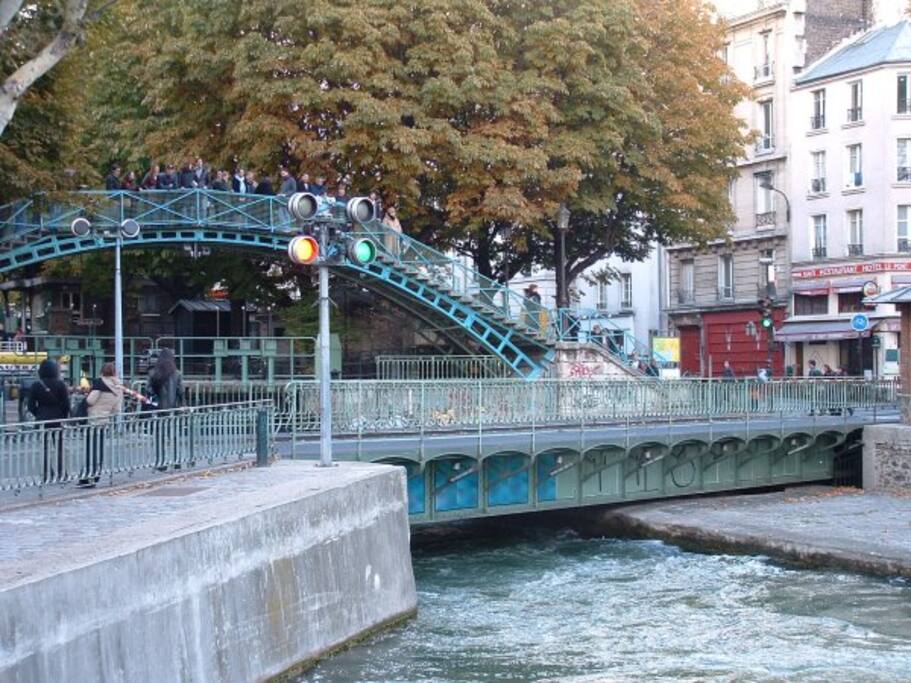 Pont tournant menant à la rue