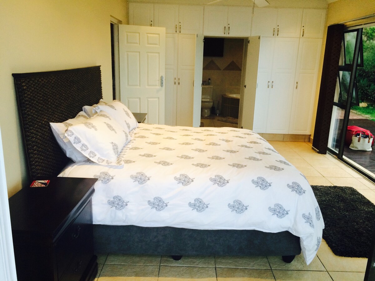 Glavna spavaća soba s bračnim krevetom (180x200) s bračnim krevetom (180x200) s pripadajućom kupaonicom u kojoj  