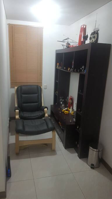 La silla para usar la computadora o descansar.