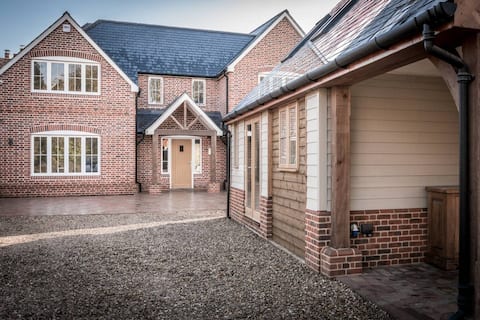 Popular Airbnb listing: Annex for couple or solo stay. in Winchester