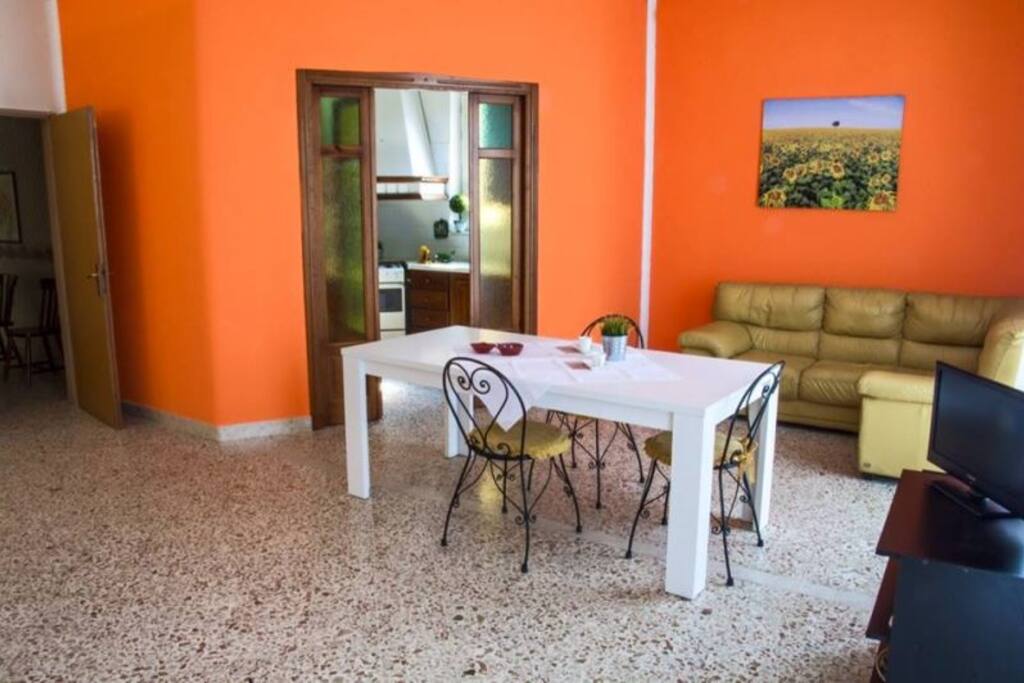 soggiorno con tv aria condizionata e balcone sul centro storico