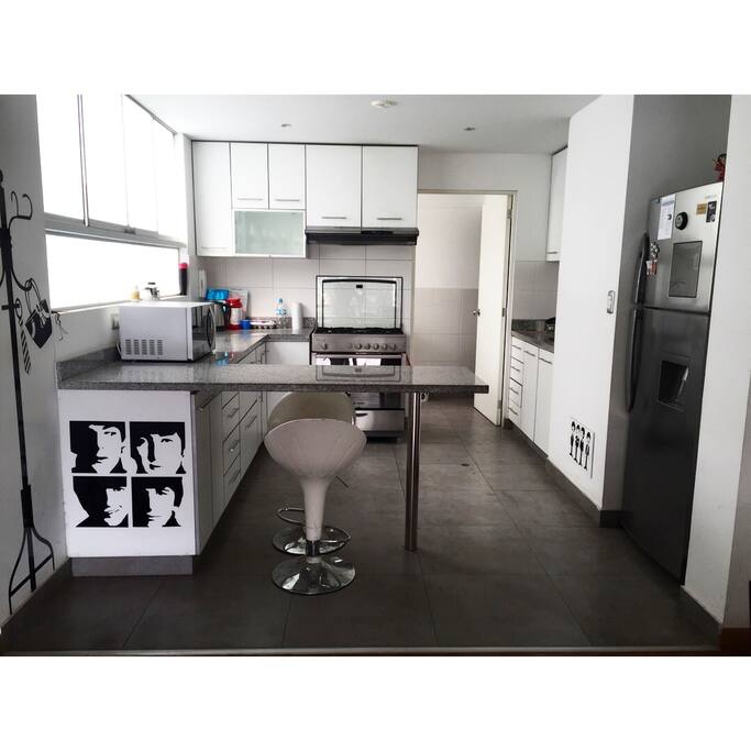 Cocina de estilo americano, totalmente equipada.