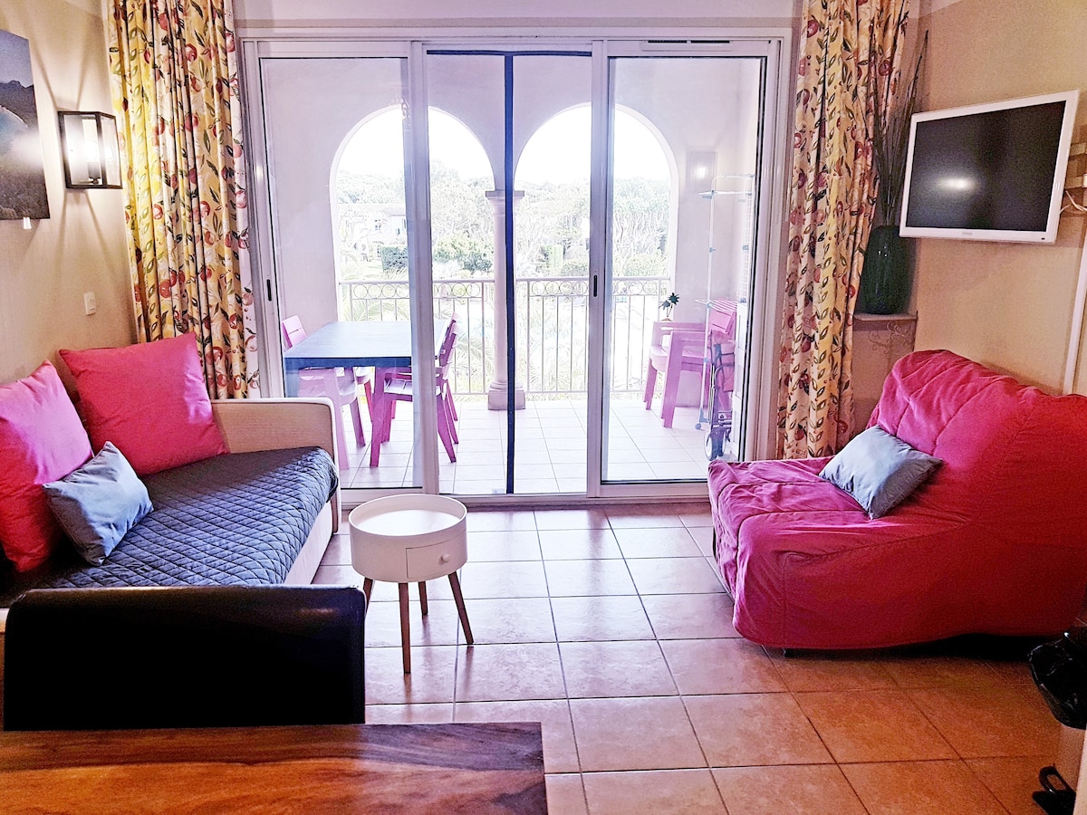 Espace salon convertible en lits pour 3 personnes et vue sur la terrasse couverte