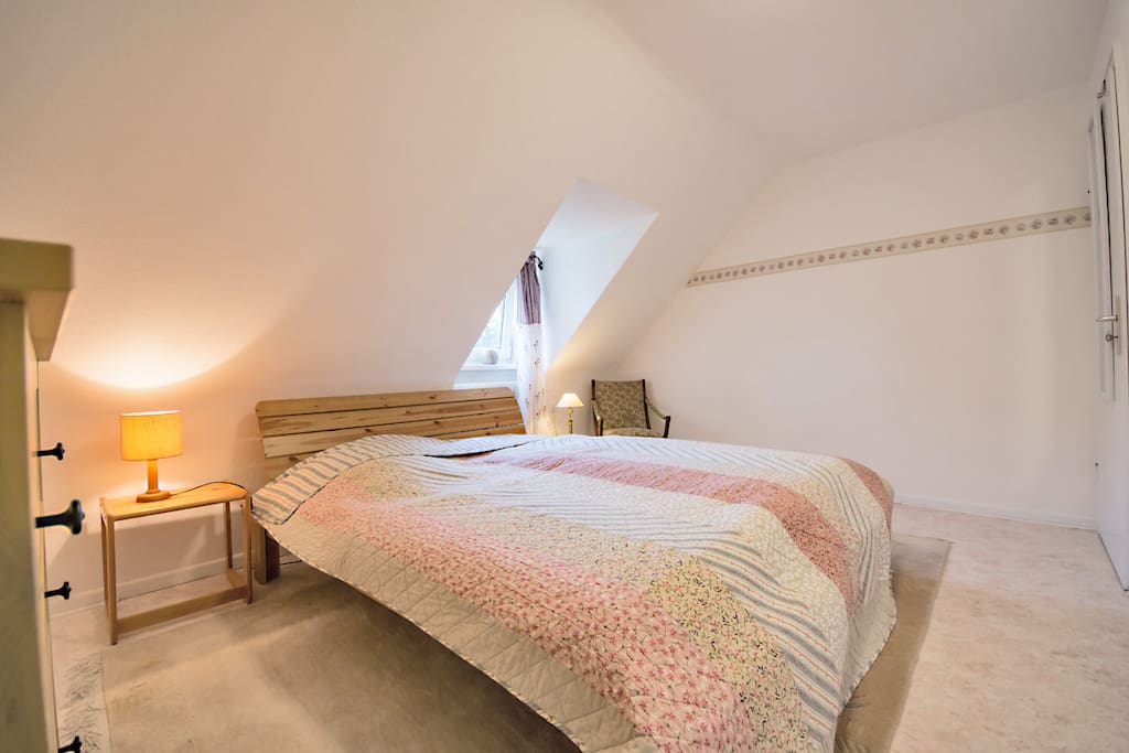 Schlafzimmer mit bequemen Doppelbett, 1,60m breit, ruhig, da nach hinten zum Garten gelegen