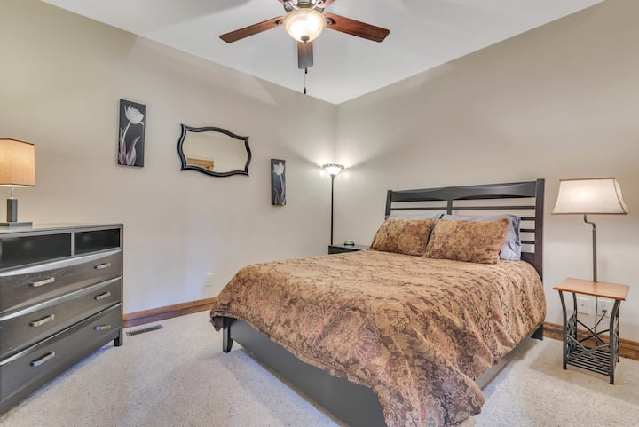 ★ Queen Sized Bedroom on bottom floor - near Pool Table Living Room ★