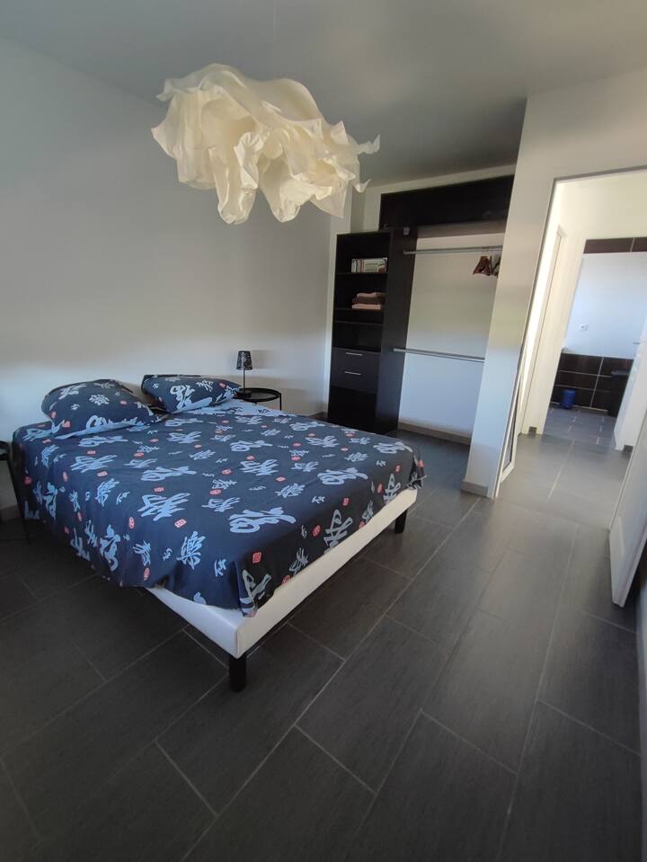 غرفة نوم في الطابق الأول 