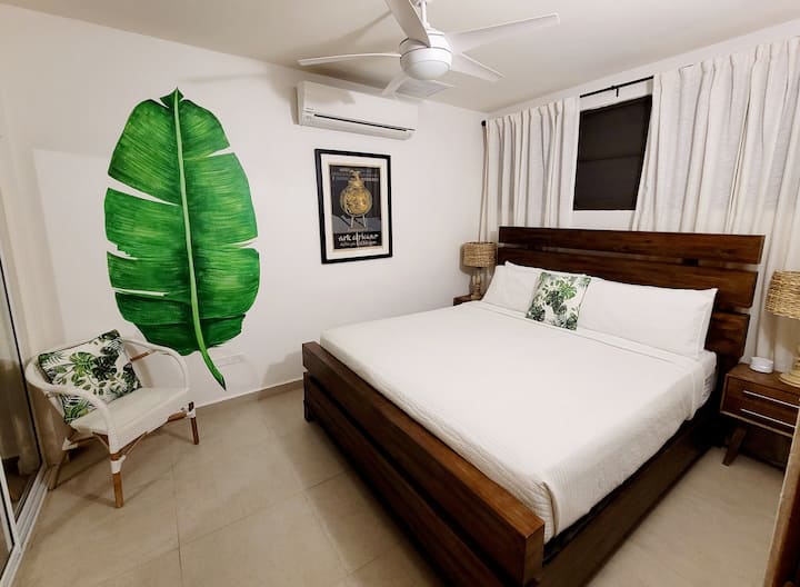 חדר שינה ראשי עם מיטת קינג וחדר רחצה צמוד 