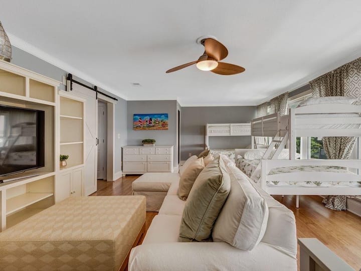 habitación con 3 juegos de literas con una cama de matrimonio 