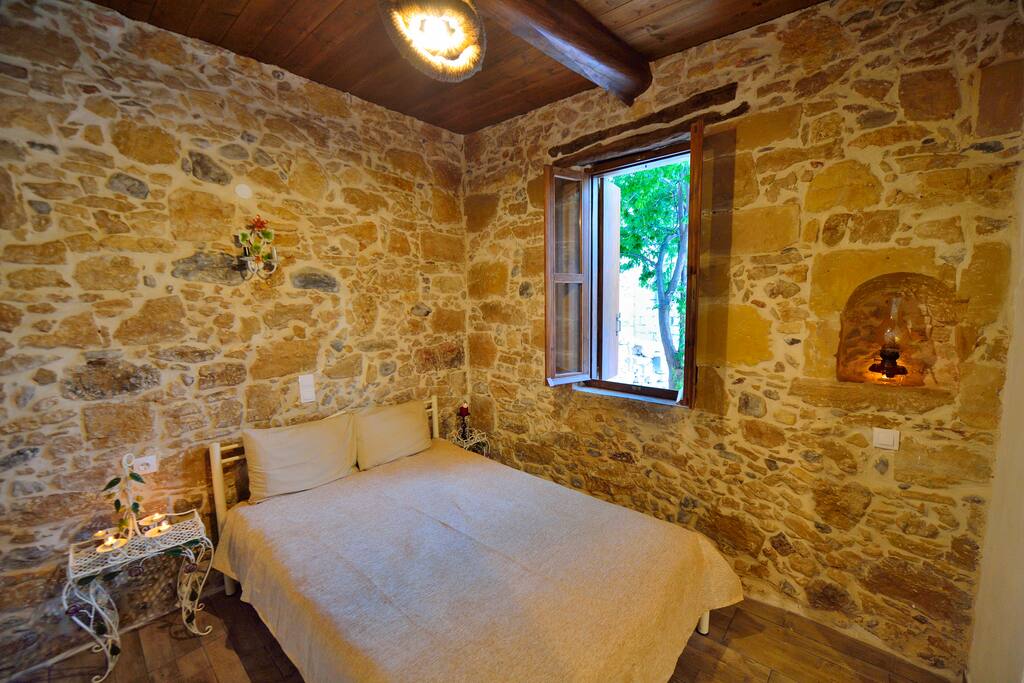 Traditional bedroom