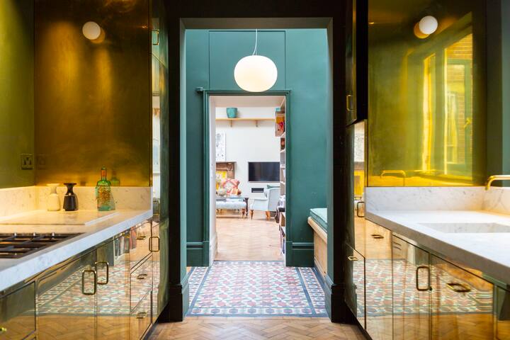 Luxury designer 2 bed flat, heart of Notting Hill gallery image 5