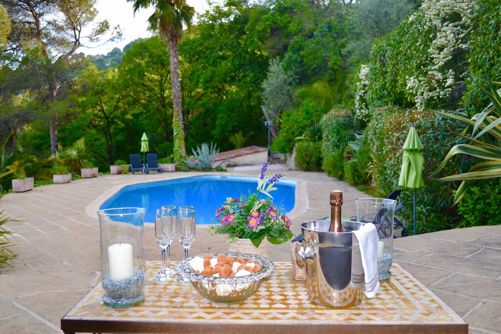 A little apperitif on the pool terrace