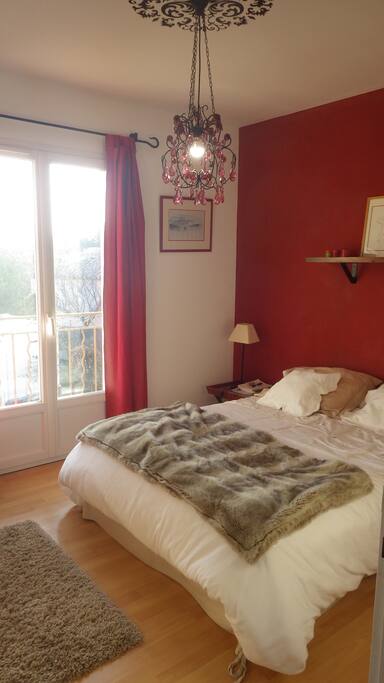 La quiétude de la chambre principale avec vu sur les pyrénees
