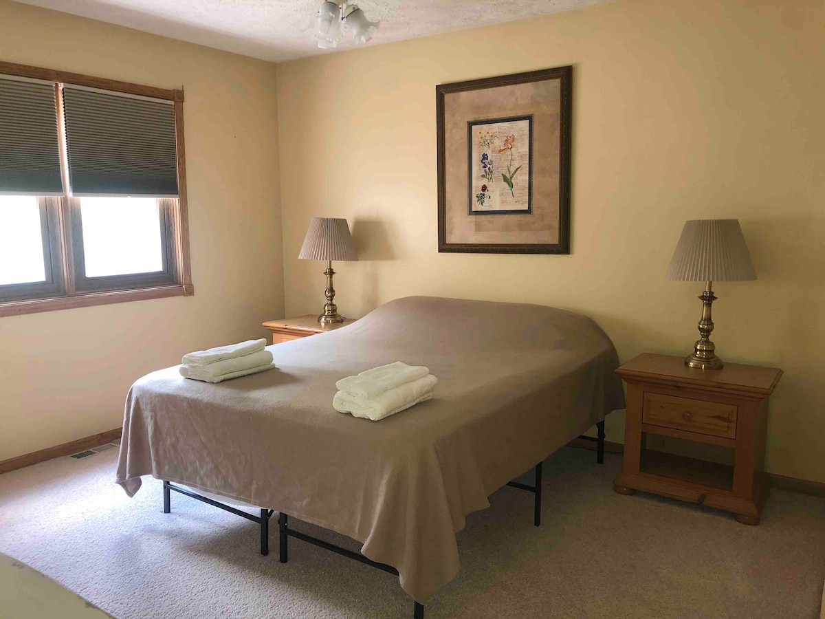 Slaapkamer #2  Queensize bed , bovenste verdieping 