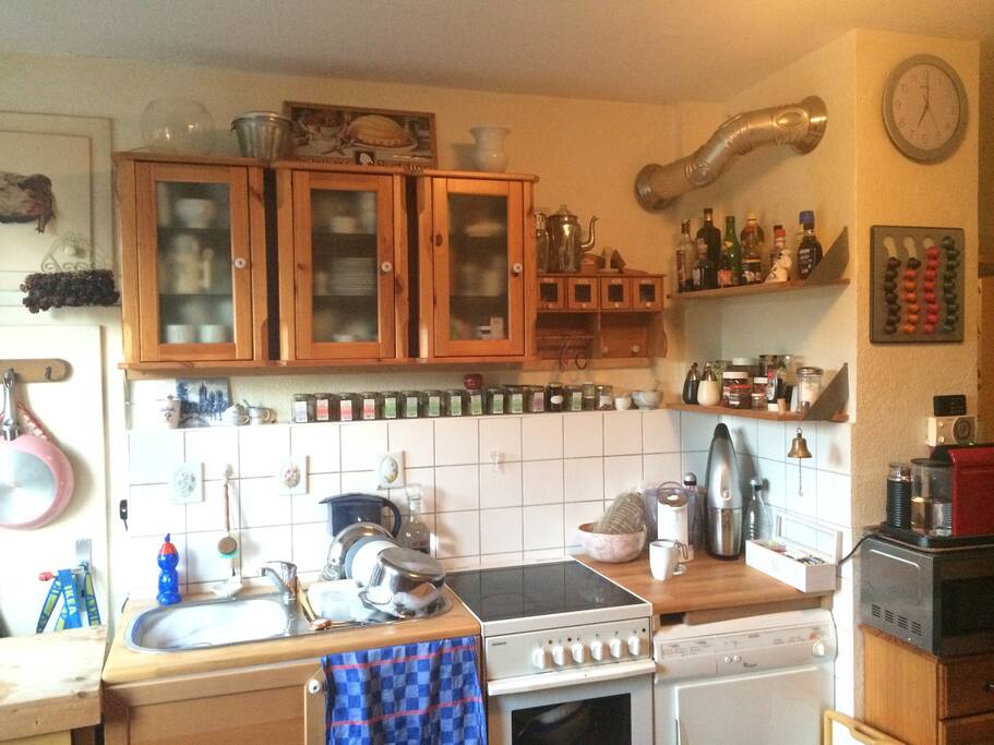 Küchenzeile mit Nespresso Maschine