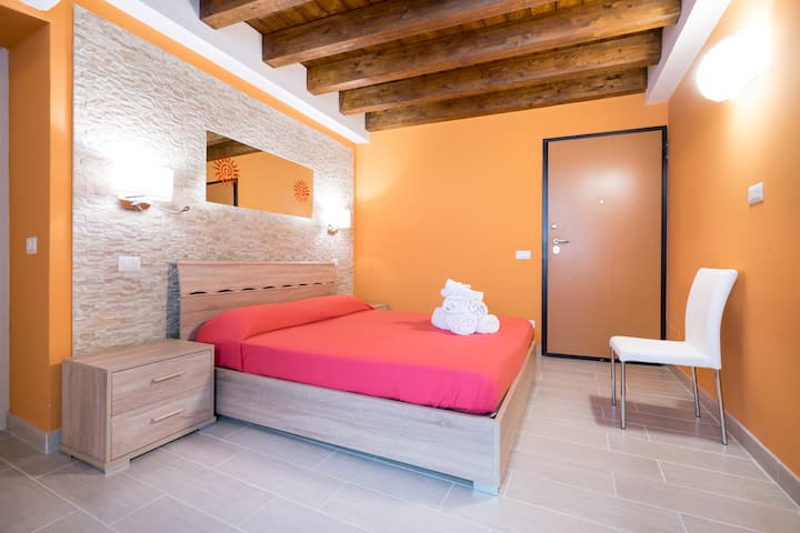 Спалня „Ortigia House“
с баня / спалня със самостоятелна баня
Wi - Fi /Климатик Интернет
/ Климатик
Балкон с изглед към алея / малък балкон с изглед към алеята