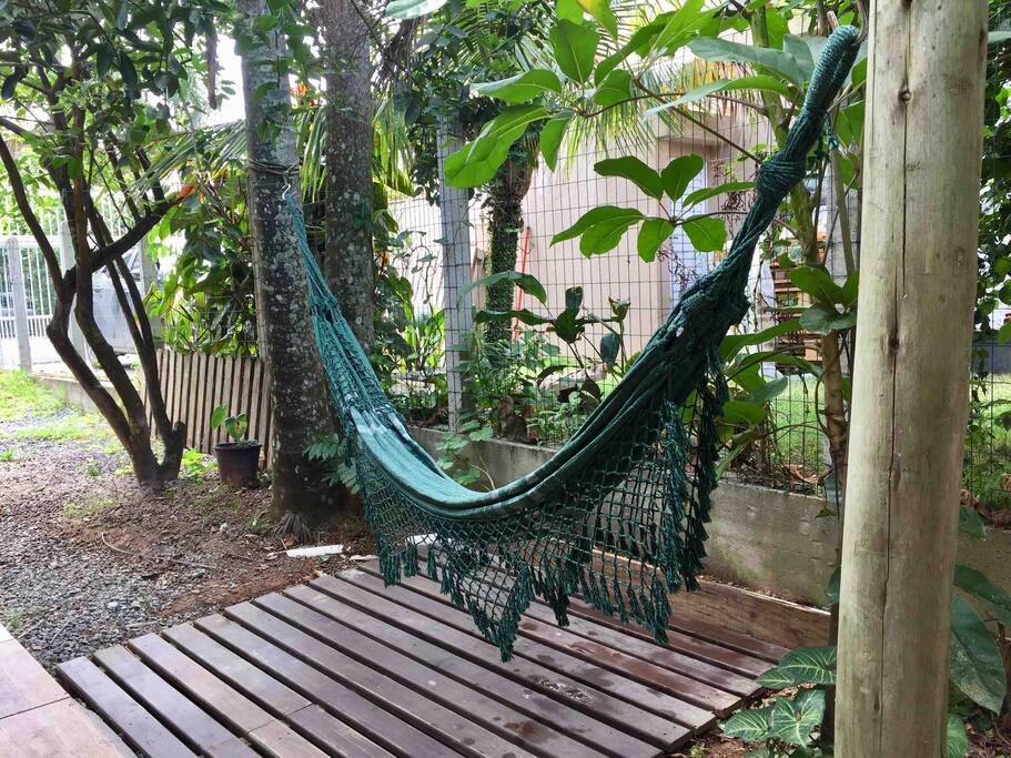 Area em frente ao quarto com deck e rede de descanso