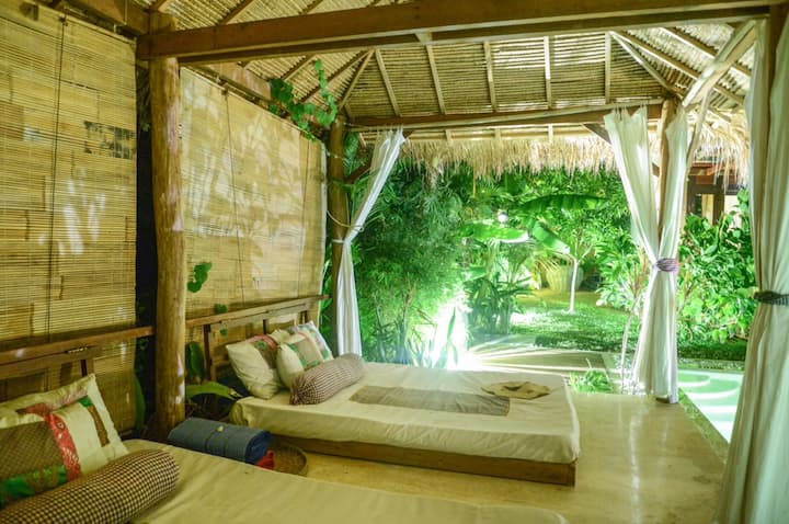 ביתן בריכת שחייה