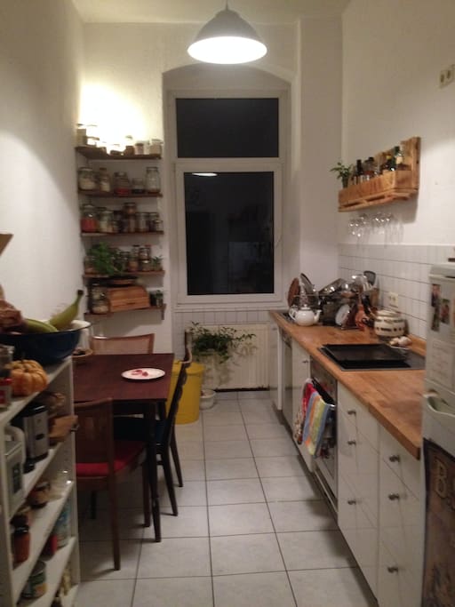 Kleine, aber feine Küche. Genug Platz um zu dritt zu frühstücken und wenn das nicht reicht, lassen sich die Mahlzeiten auch gut im Wohnzimmer verspeisen