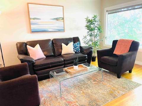 Top performing Airbnb: 10 min DT • Highlands Hideout • KING bed • Trails in Edmonton