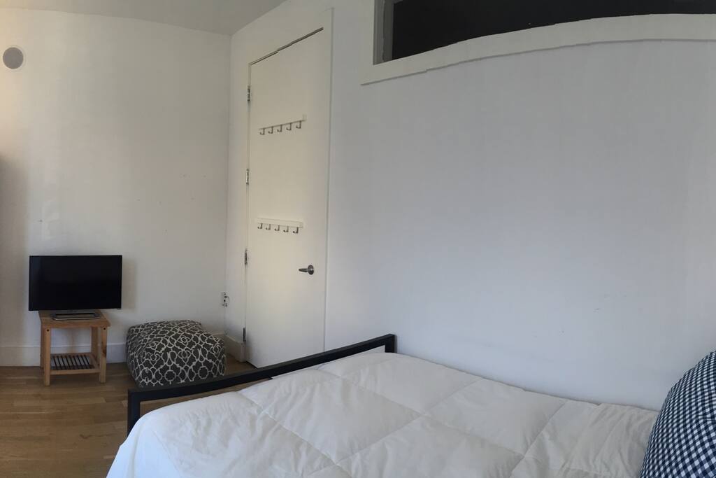 TV with access to Netflix, HBOgo, and HuluPlus.