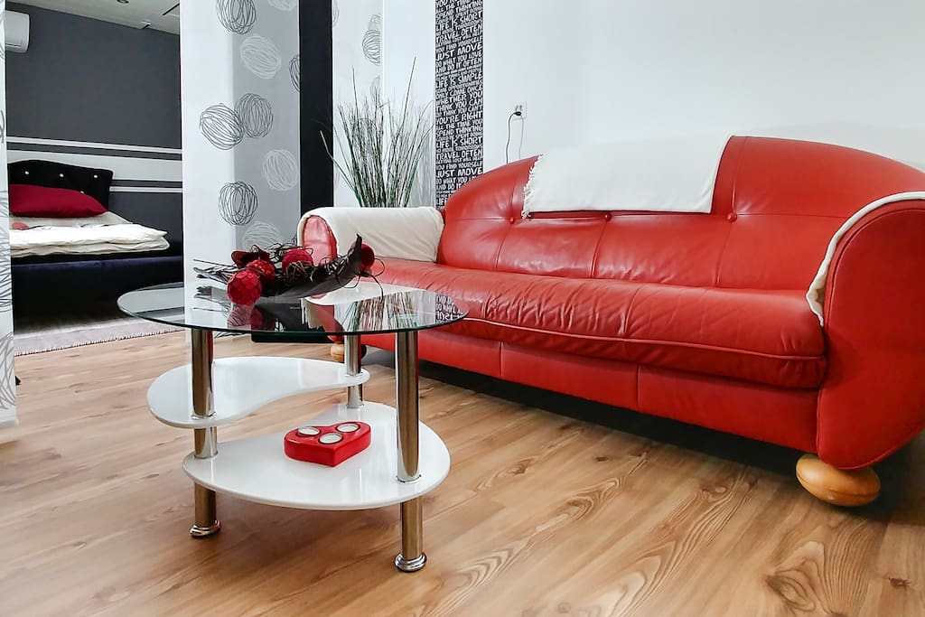 Gemütliches Sofa im Studio / Comfortable sofa in the studio