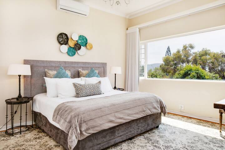 Solar-Powered Table Mountain Family Retreat gallery image 5