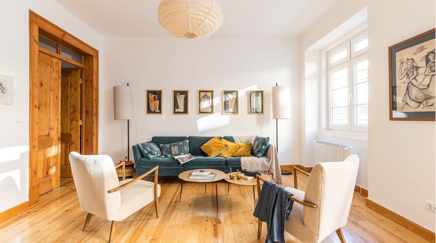 Charm, light & home feel at historical center