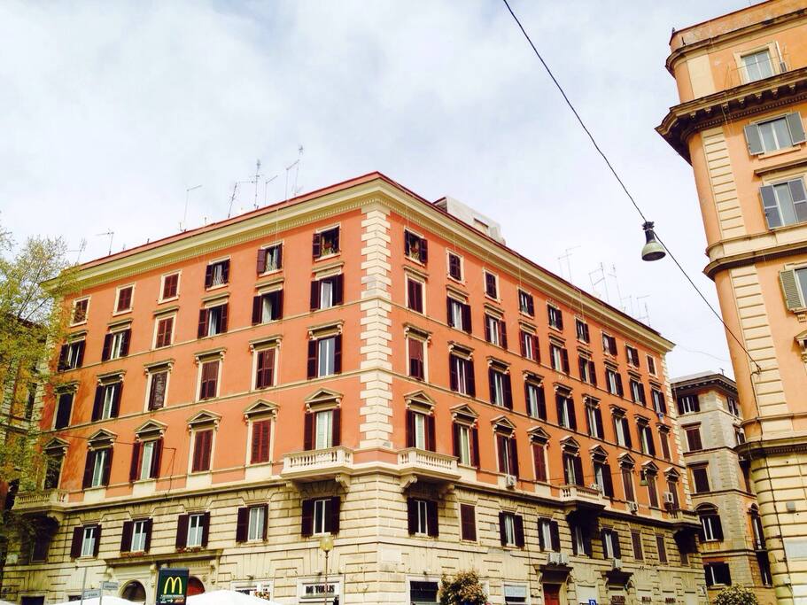 Lo stabile/the building