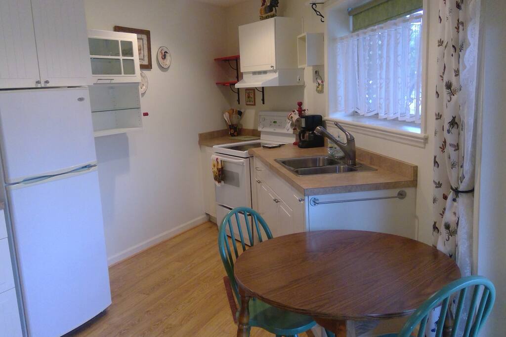 Nicely equipped kitchen (no microwave)