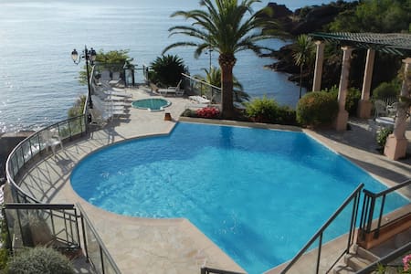 Waterfront house - Private beach and swimming pool