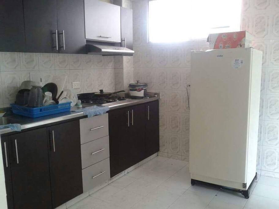 COCINA CON UTENCILIOS Y NEVERA PARA TU BUEN USO
