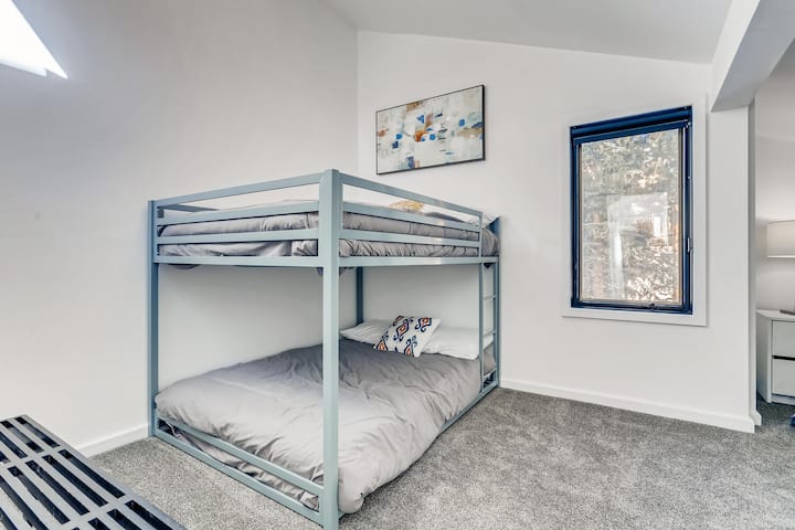 חדר השינה הרביעי הזה ממוקם למעלה ויש בו סט של מיטות קומתיים ומיטת קווין סייז.  