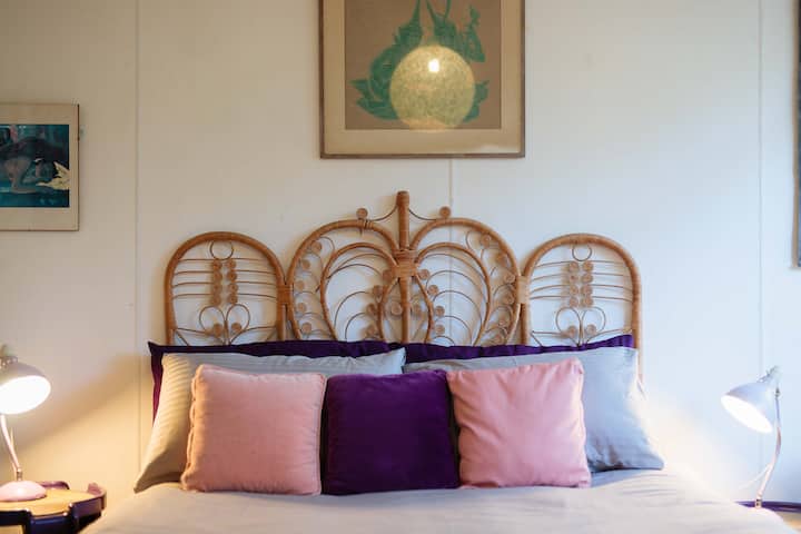 宽敞的双人卧室，可俯瞰后面的湖泊