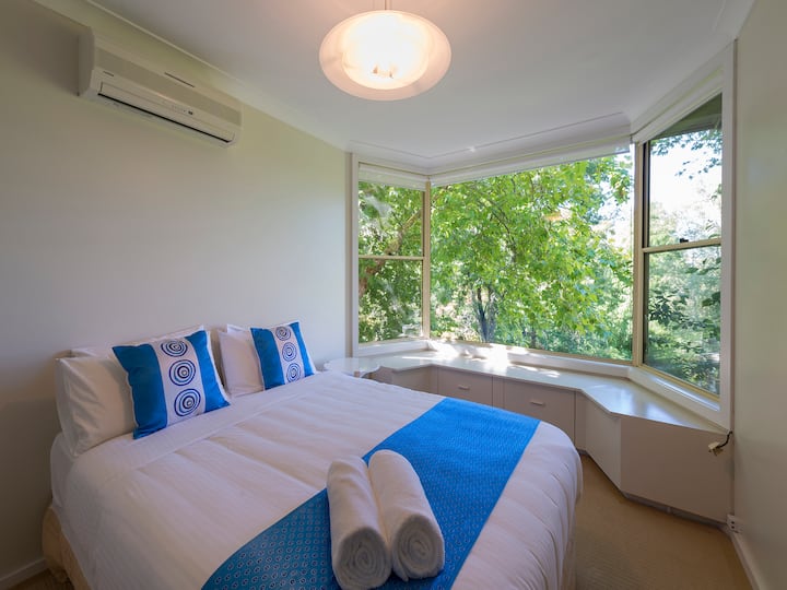 El dormitorio 2 de Dantosa Cottage tiene una de las mejores vistas del lago y el jardín.