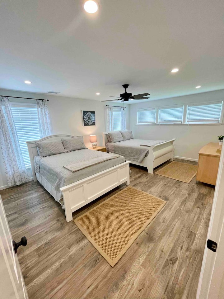 2 manželské postele Queen, ktoré sa pripájajú k kúpeľni jack a jill