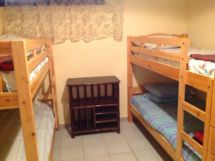 2号卧室，配有4张双层床