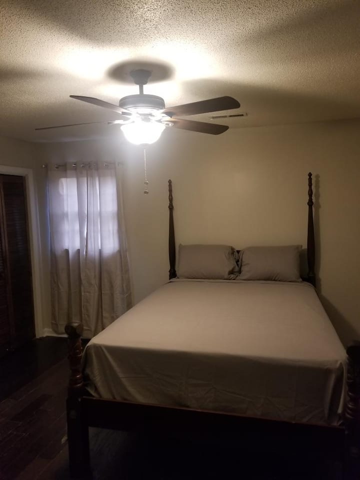 غرفة نوم رئيسية بنصف حمام